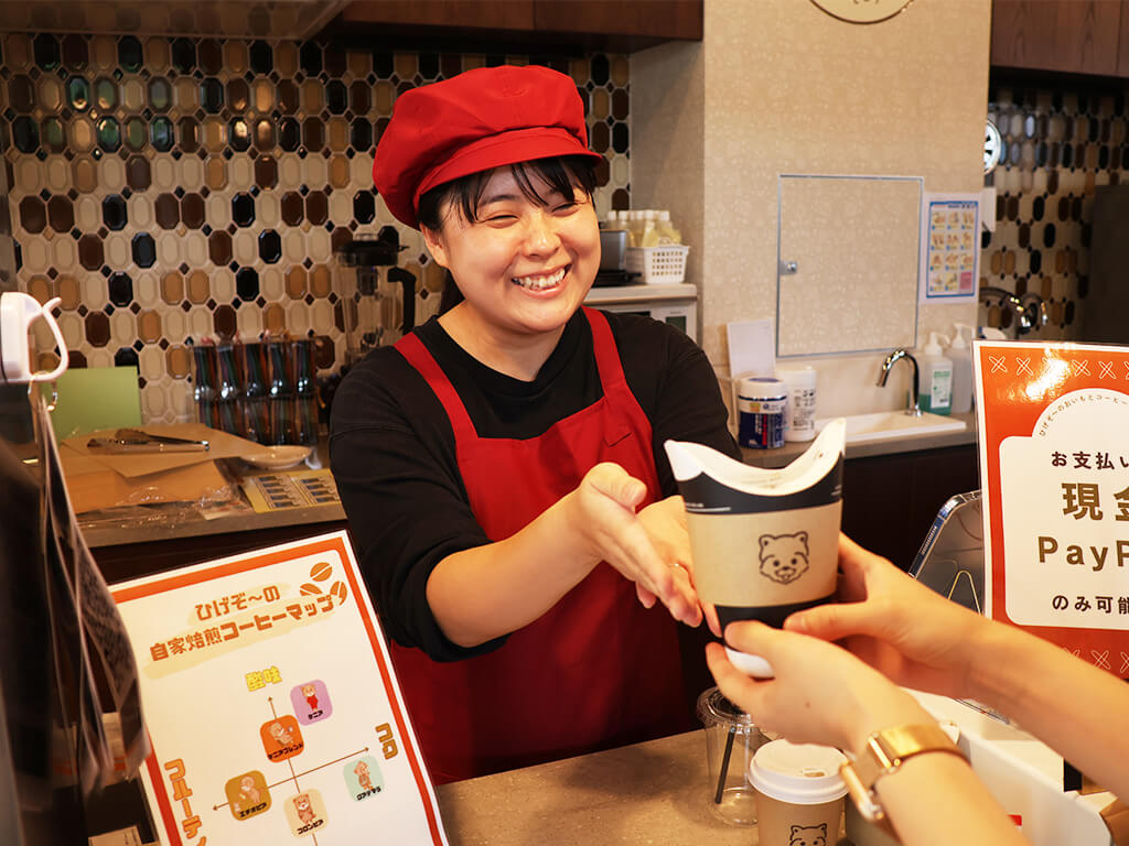 カフェで接客する女性